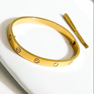 Small 17” Gold stainless steel Bracelet